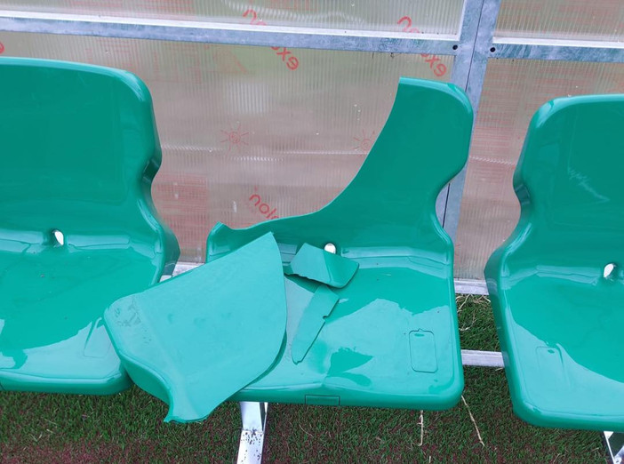 Vandalismi al campo sportivo di Brusimpiano (foto dalla pagina Facebook del Comune) Vandalismi al campo sportivo di Brusimpiano (foto dalla pagina Facebook del Comune)