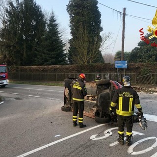 Le immagini dell'incidente di domenica mattina a Brebbia sulla Sp69 all'incrocio con via Pasubio