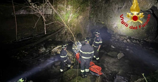 Il recupero del cadavere nel corso d'acqua a Barasso