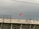 Una bandiera biancorossa sul pennone dei distinti allo stadio Franco Ossola, attualmente inagibili. Pensiamo a riaprirli, prima che al grande calcio
