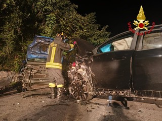 Le immagini dell'incidente di stamattina all'alba sulla provinciale a Brezzo di Bedero Le immagini dell'incidente di stamattina all'alba sulla provinciale a Brezzo di Bedero