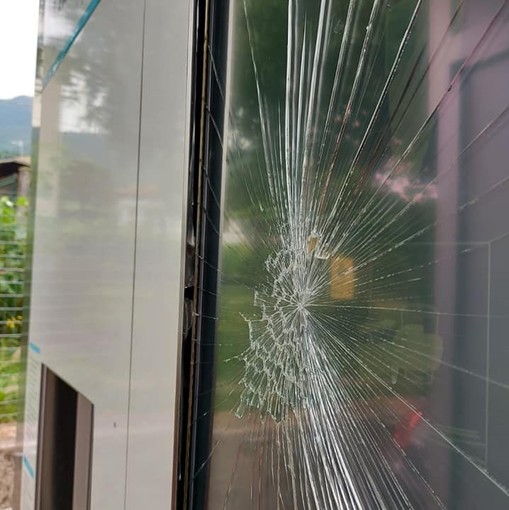 Vandalismi alla casa dell'acqua di Brenta, preso a pugni il touchscreen