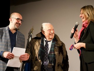 La serata di Besozzo dedicata alla gentilezza e alle forze dell'ordine nelle foto di Angela Garro