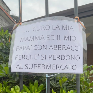 Uno dei messaggi dei bambini affissi alla cancellata della scuola dell'infanzia di Besozzo superiore
