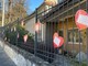 I messaggi d'amore a forma di cuore dei bimbi dell'asilo Vasconi di Besozzo affissi ai cancelli della scuola