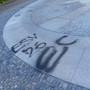 Le scritte lasciate dai vandali sulla pavimentazione della fontana di piazza 1° Maggio a Besozzo Le scritte lasciate dai vandali sulla pavimentazione della fontana di piazza 1° Maggio a Besozzo