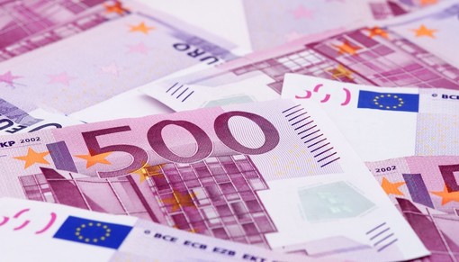 Trova per terra otto banconote da 50 euro in centro a Vergiate: le porta alla polizia locale