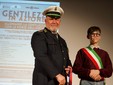 La serata di Besozzo dedicata alla gentilezza e alle forze dell'ordine nelle foto di Angela Garro