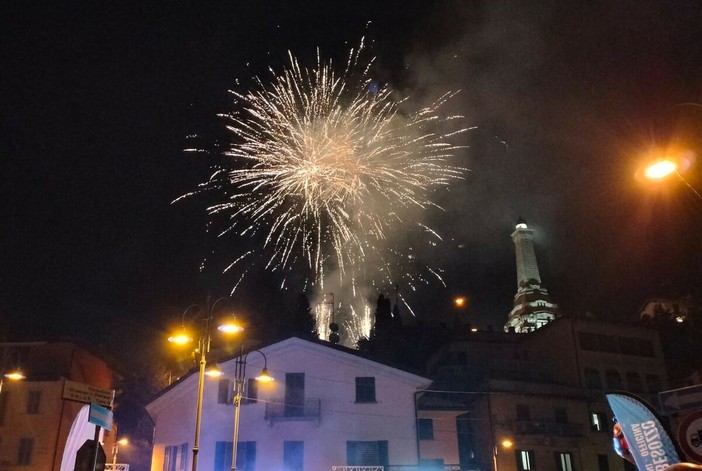 A Besozzo la notte è bionda: sabato sera in centro negozi aperti, street food, musica e lo spettacolo dei fuochi d'artificio A Besozzo la notte è bionda: sabato sera in centro negozi aperti, street food, musica e lo spettacolo dei fuochi d'artificio