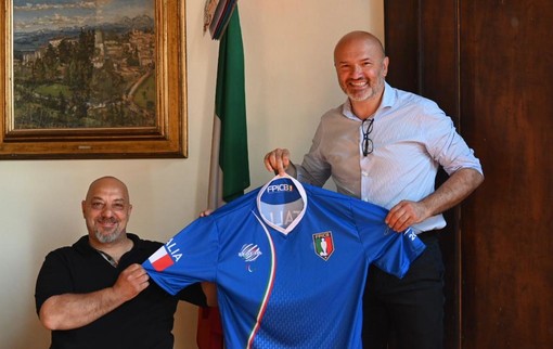 La presentazione della nuova maglia con il presidente Bonanno e il sindaco Coghetto