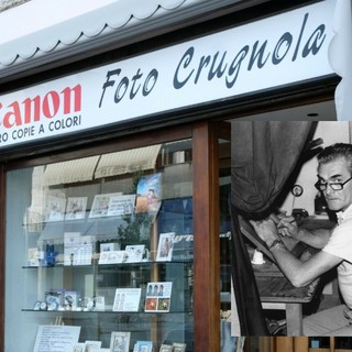 La vetrina dello storico negozio e la foto storica del fondatore Antonio Crugnola