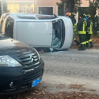L'auto che si è ribaltata in via Ippolito Nievo a Busto