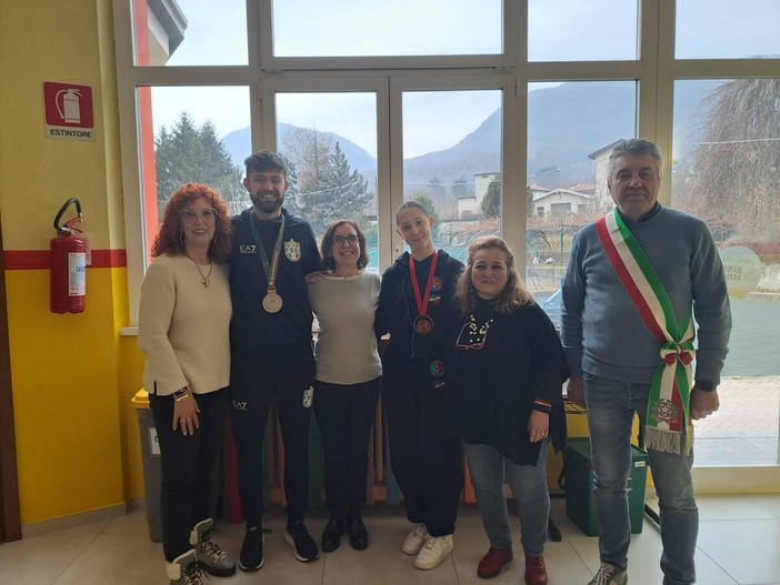 Due campioni di Brenta incontrano gli alunni delle elementari del paese: «Orgogliosi di loro»