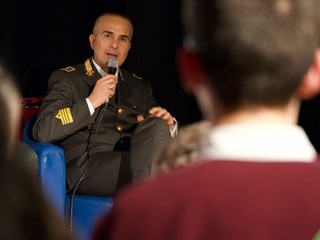 La serata di Besozzo dedicata alla gentilezza e alle forze dell'ordine nelle foto di Angela Garro