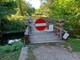 Il ponte di legno in località Bozza chiuso (foto dalla pagina Facebook del Comune di Besozzo)