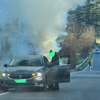 Auto in fiamme in via Masaccio sulla Sp35 tra Bardello e Malgesso (foto del Comune)