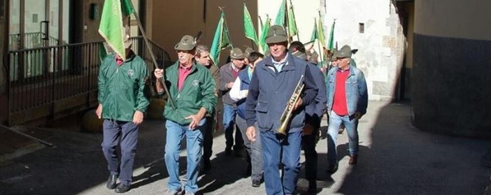 Una foto d'archivio di una manifestazione degli alpini di Bogno di alcuni anni fa