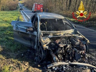 L'auto distrutta dalle fiamme