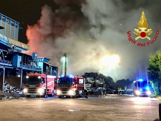 Le immagini dell'incendio di Bollate