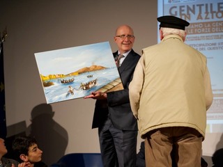 La serata di Besozzo dedicata alla gentilezza e alle forze dell'ordine nelle foto di Angela Garro