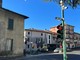 Il semaforo &quot;intelligente&quot; posizionato sulla 394 a Barasso (foto dalla pagina Facebook del Comune)