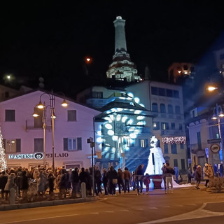 Albero e luci del Natale 2024 in piazza 1° Maggio a Besozzo