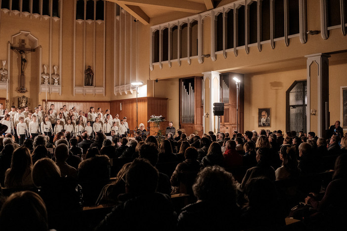 Un'immagine dello spettacolo nella chiesa di Biumo Inferiore