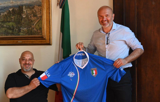 Il presidente Bonanno con il sindaco di Besozzo Coghetto alla presentazione della manifestazione di calcio balilla paralimpico del 2022