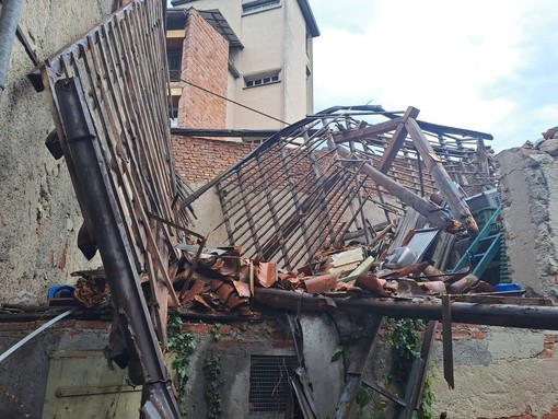 Il tetto crollato in via Mazzini a Besozzo a causa del maltempo (foto pubblicate dal sindaco su Sei di Besozzo se) Il tetto crollato in via Mazzini a Besozzo a causa del maltempo (foto pubblicate dal sindaco su Sei di Besozzo se)