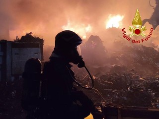 Le immagini dell'incendio di Bollate