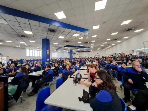L'assemblea dei lavoratori della Beko di Cassinetta in corso alla mensa Gemini