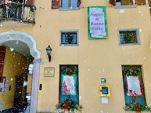 La magia del Natale sulla facciata del palazzo comunale di Besozzo che si trasforma in un libro sonoro