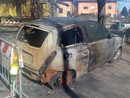 FOTO. Macchine bruciate a novembre alle Bustecche di Varese. I residenti: «Perché le carcasse sono ancora lì?»