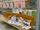 I libri lasciati alla fermata dell'autobus di via Roncari a Besozzo