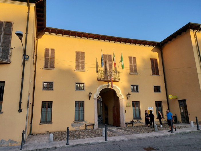 (il palazzo comunale di Besozzo)