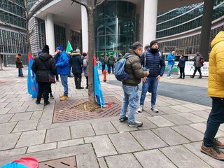 La manifestazione di protesta dei lavoratori della Beko in piazza al Pirellone