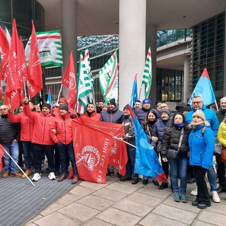 La manifestazione di protesta dei lavoratori della Beko in piazza al Pirellone