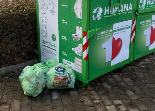 I sacchetti dell'immondizia abbandonati a Biandronno vicino ai nuovi cassoni di Humana