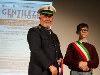 La serata di Besozzo dedicata alla gentilezza e alle forze dell'ordine nelle foto di Angela Garro