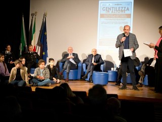 La serata di Besozzo dedicata alla gentilezza e alle forze dell'ordine nelle foto di Angela Garro