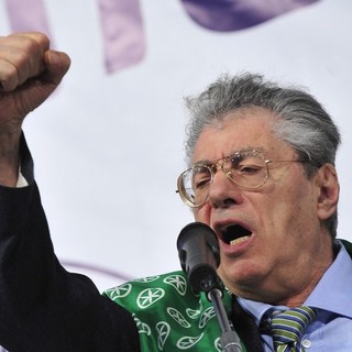 Morte di Umberto Bossi, striscioni e bandiere a Gemonio: «Le tue idee, le nostre battaglie» Morte di Umberto Bossi, striscioni e bandiere a Gemonio: «Le tue idee, le nostre battaglie»