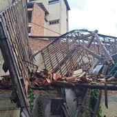 Il tetto crollato in via Mazzini a Besozzo a causa del maltempo (foto pubblicate dal sindaco su Sei di Besozzo se)