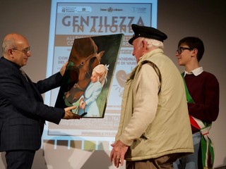 La serata di Besozzo dedicata alla gentilezza e alle forze dell'ordine nelle foto di Angela Garro