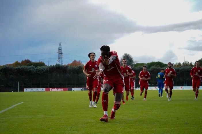 Il balletto di Joao Monteiro Barbosa dopo l'1-0 decisivo segnato un minuto dopo l'ingresso in campo (foto Samuele Lucchi - Solbiatese Calcio 1911)