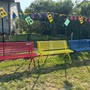 Le tre panchine colorate donate alla scuola primaria di Bardello dal comitato genitori Le tre panchine colorate donate alla scuola primaria di Bardello dal comitato genitori