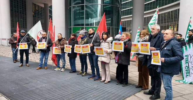 Un presidio dei lavoratori della Beko davanti al Pirellone alcuni mesi fa