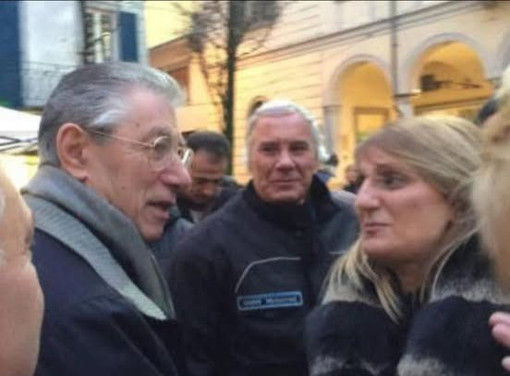 La sindaca di Bodio Eleonora Paolelli con Bossi (foto postata dalla Paolelli su Facebook)