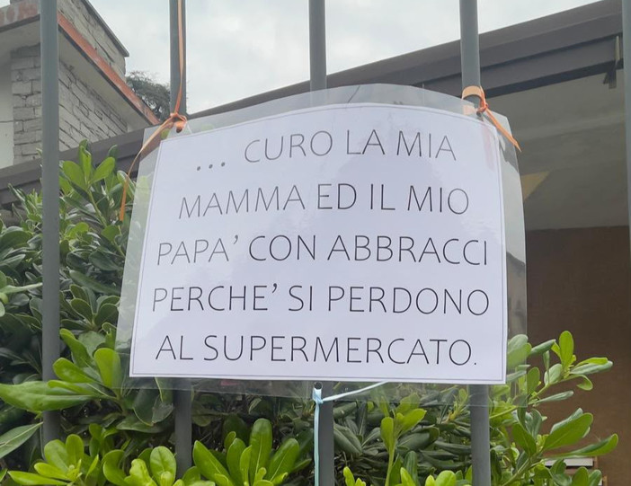 Uno dei messaggi dei bambini affissi alla cancellata della scuola dell'infanzia di Besozzo superiore Uno dei messaggi dei bambini affissi alla cancellata della scuola dell'infanzia di Besozzo superiore