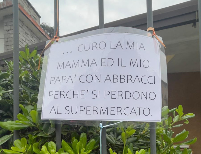 Uno dei messaggi dei bambini affissi alla cancellata della scuola dell'infanzia di Besozzo superiore Uno dei messaggi dei bambini affissi alla cancellata della scuola dell'infanzia di Besozzo superiore