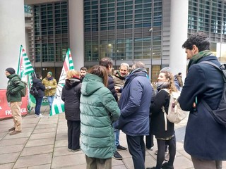 La manifestazione di protesta dei lavoratori della Beko in piazza al Pirellone